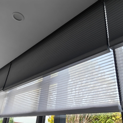Sfumature elettriche bianche di favo di miele La soluzione perfetta per il trattamento delle finestre per le case moderne