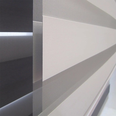 Sottile ed elegante miglioramento delle finestre con tessuto blind zebra a strisce grigie