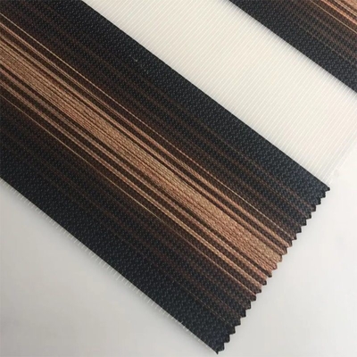 Sottile ed elegante miglioramento delle finestre con tessuto blind zebra a strisce grigie